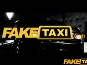 FakeTaxi follando una tia pelo taxista Negro