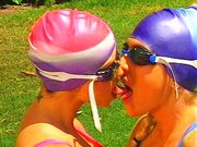 Lusty lesbianas piscina tetona comiendo el consolador