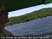Lesbianas Checa digitacin en el barco en el lago