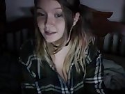 Chica tetona muestra sus tetas por webcam